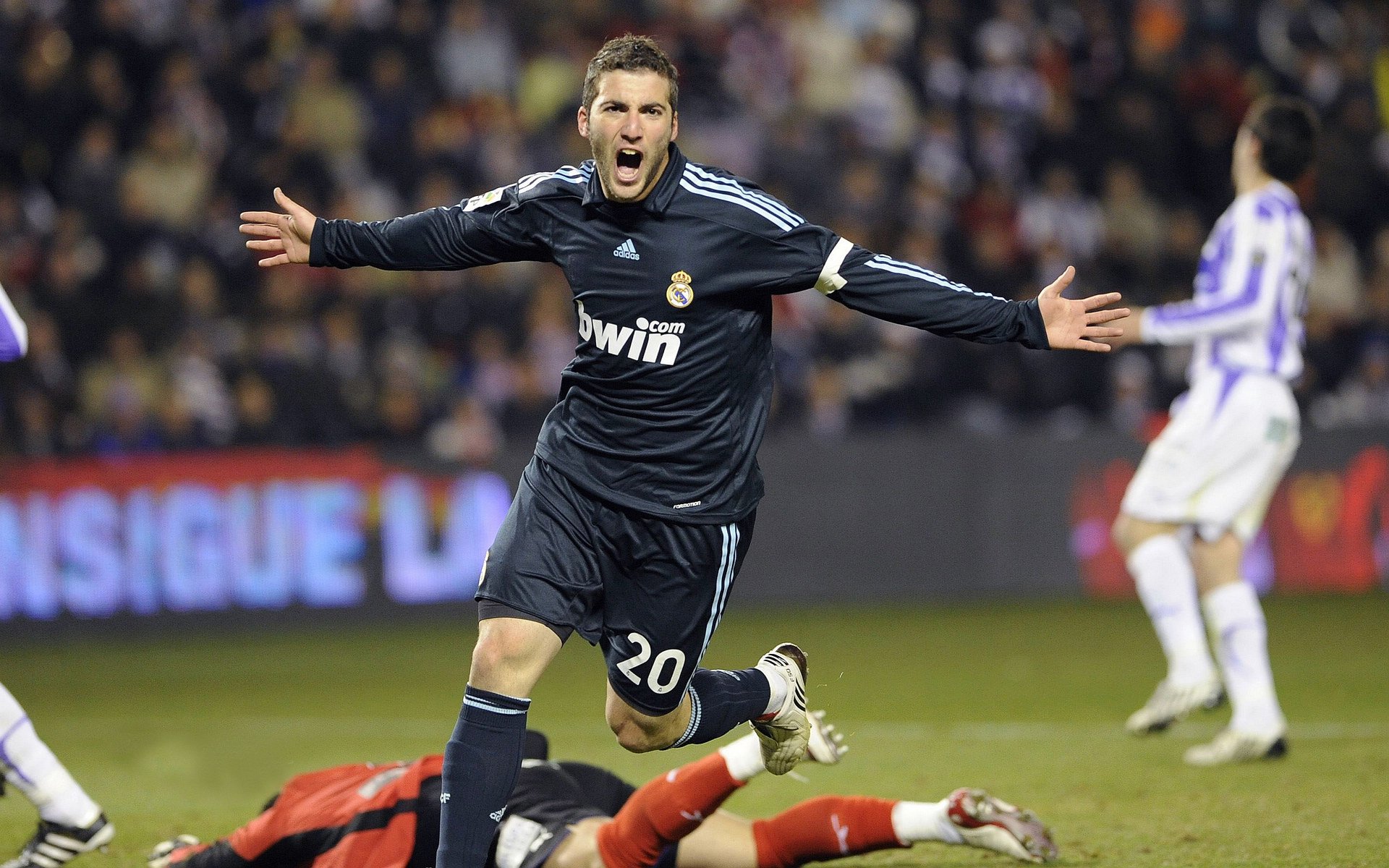 开云体育网站入口-“法甲追逐战：多队争夺首位，战况激烈”，法甲的强队