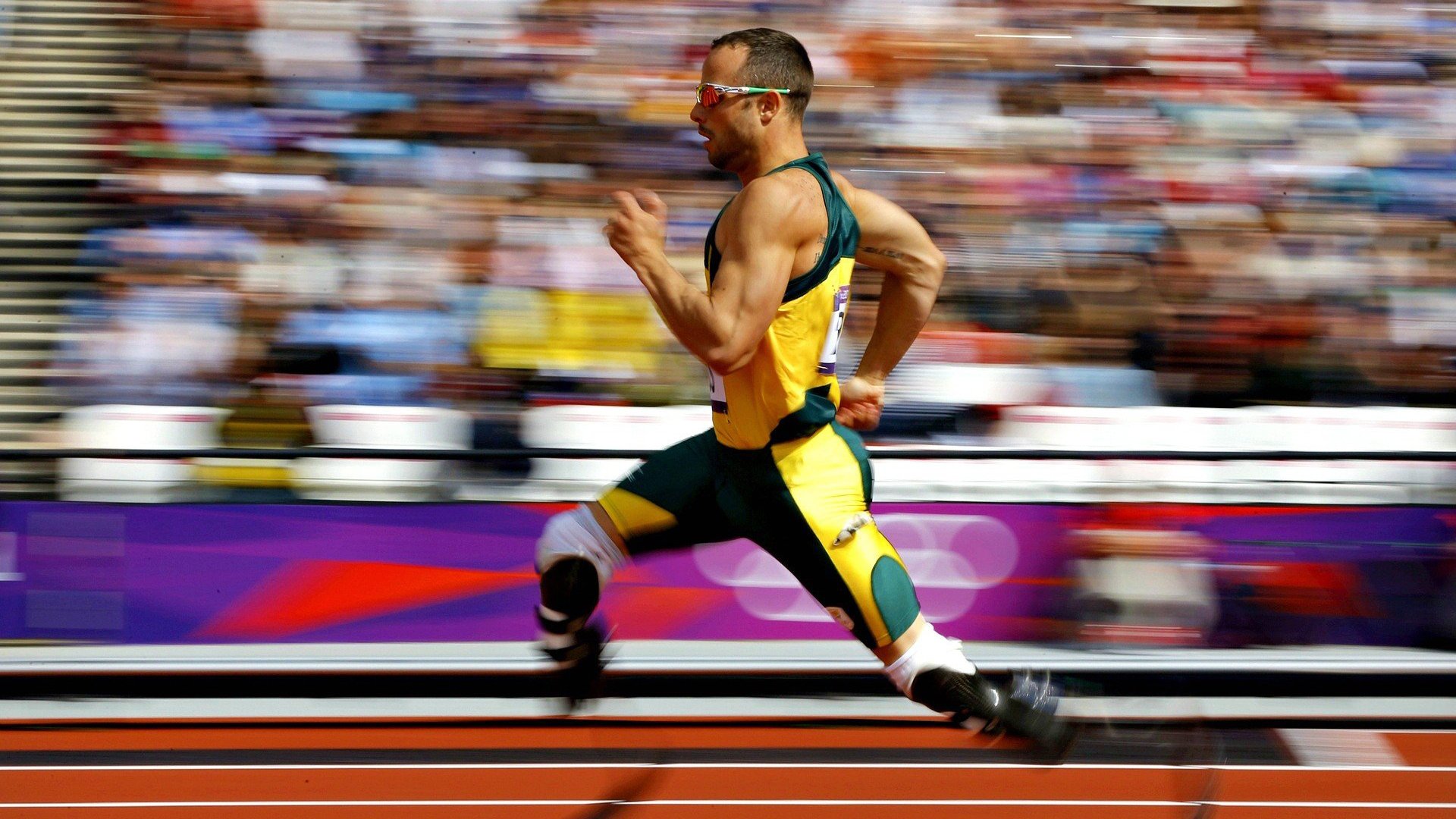 历史性时刻：首次在湿滑赛道中夺冠